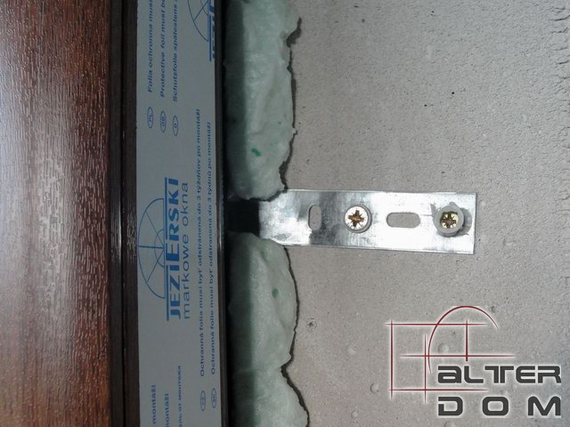 kotwa przykręcona dwoma kołkami